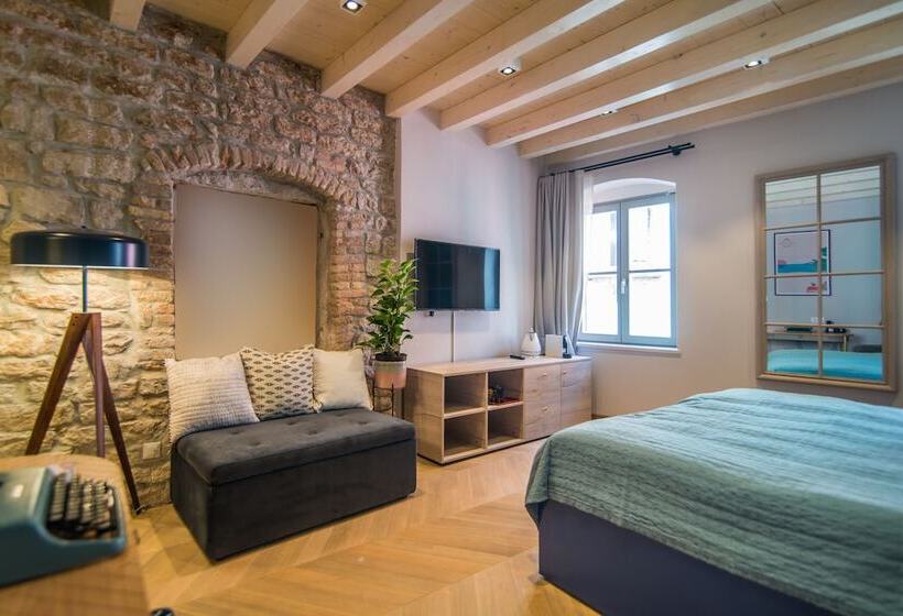 חדר דלוקס, The Melegran