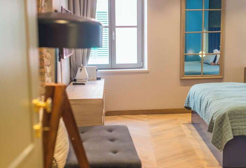 חדר דלוקס, The Melegran