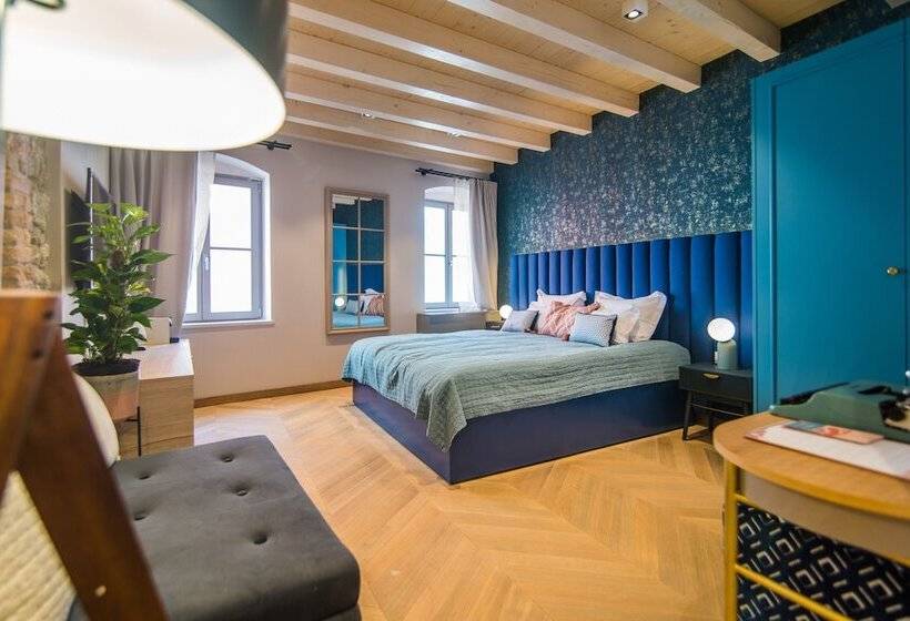 חדר דלוקס, The Melegran