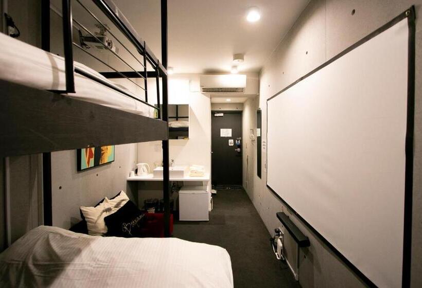 חדר בסיסי לשלושה, Minn Haneda Airport