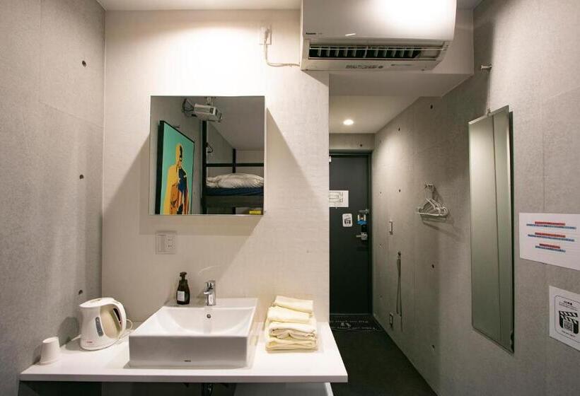 חדר בסיסי לשלושה, Minn Haneda Airport