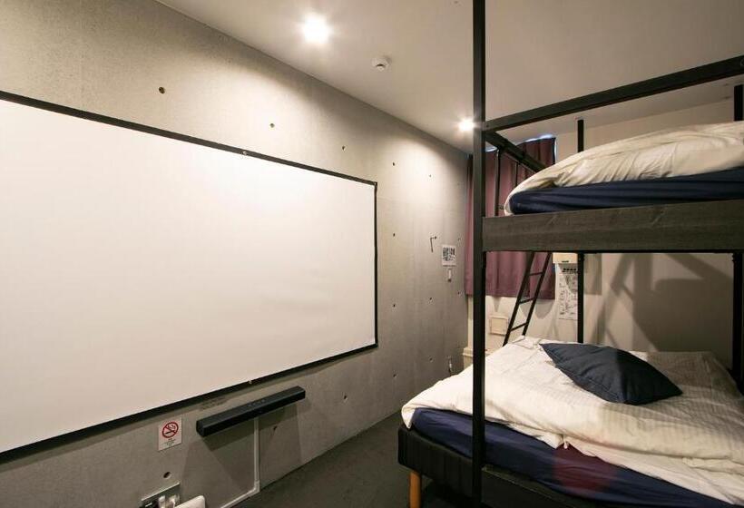 חדר בסיסי לשלושה, Minn Haneda Airport