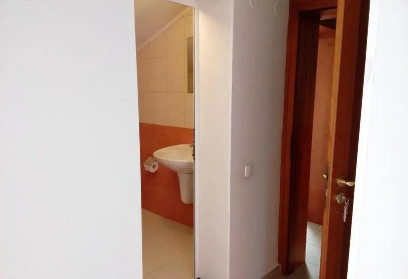 استودیوی استاندارد, Guest House Lila
