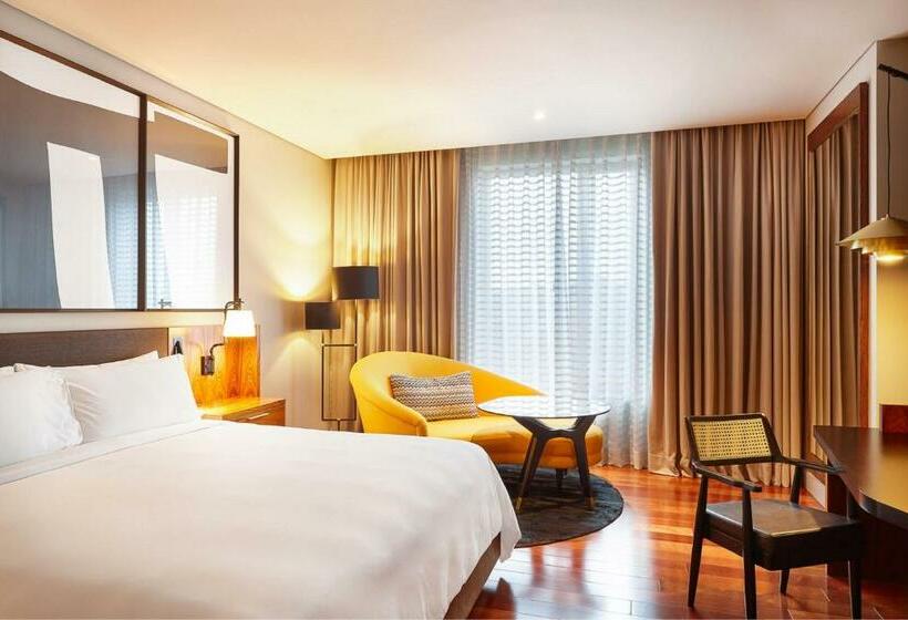 Deluxe Room King Size Bed