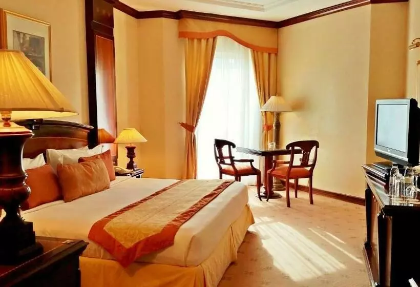 اتاق اجرایی, Knight Castle Hotel Formerly Known As Carlton Palace