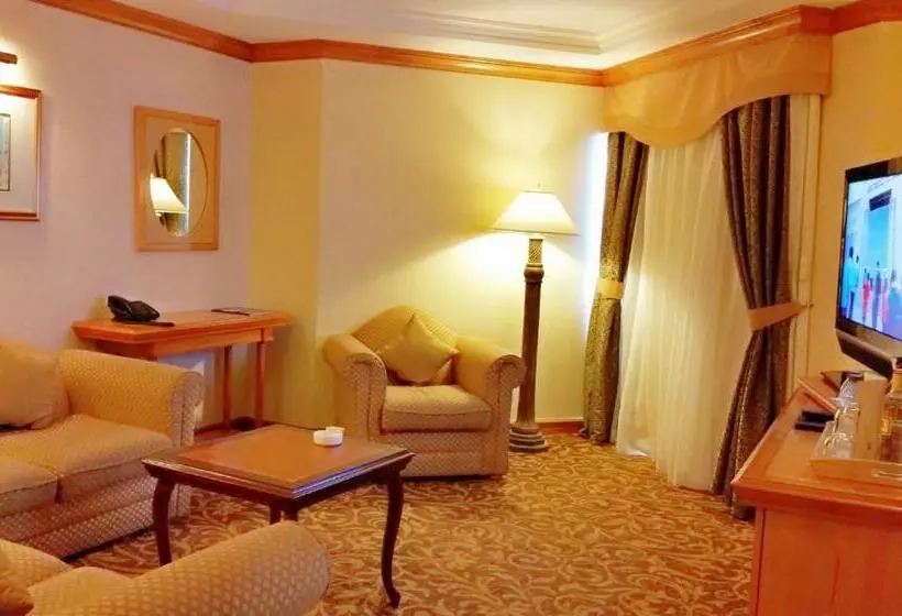 سوییت جونیور, Knight Castle Hotel Formerly Known As Carlton Palace