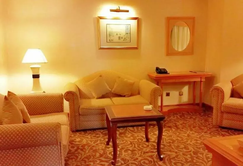 سوییت جونیور, Knight Castle Hotel Formerly Known As Carlton Palace