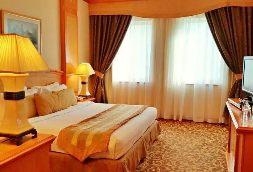 سوییت جونیور, Knight Castle Hotel Formerly Known As Carlton Palace