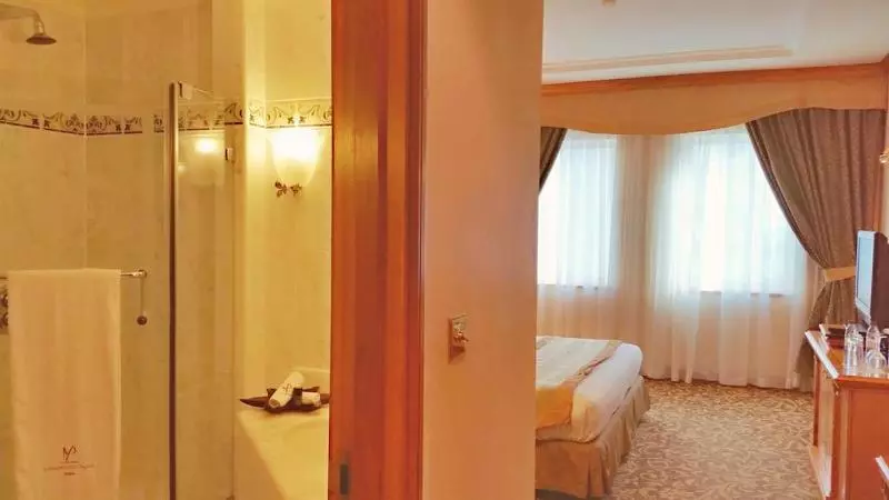 سوییت جونیور, Knight Castle Hotel Formerly Known As Carlton Palace