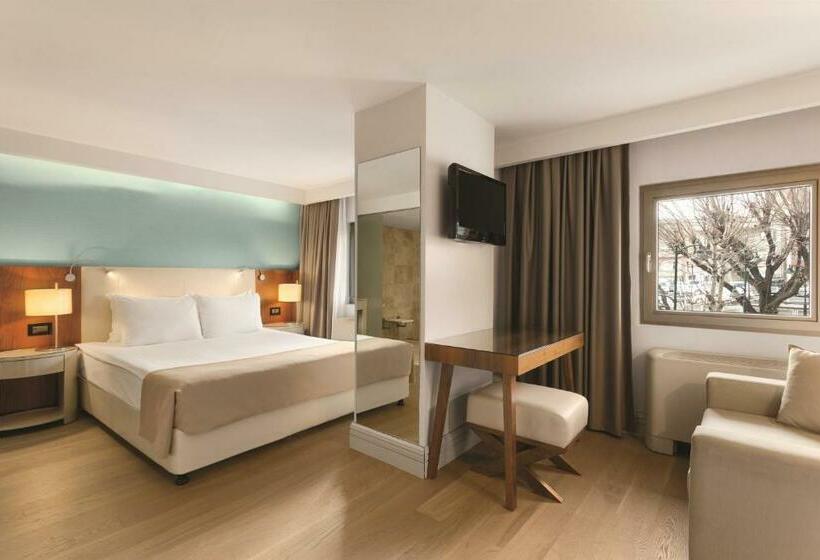 اتاق استاندارد سه نفره, Ramada Istanbul Grand Bazaar