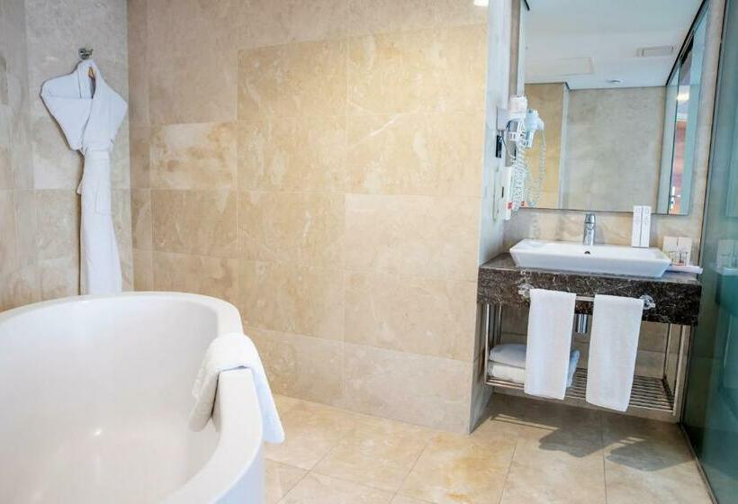 اتاق استاندارد سه نفره, Ramada Istanbul Grand Bazaar