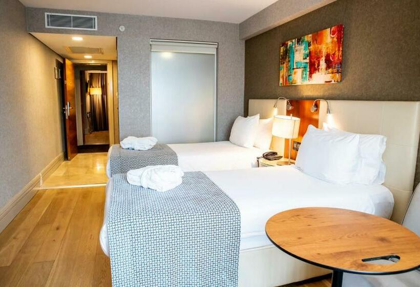 اتاق استاندارد با بالکن, Ramada Istanbul Grand Bazaar
