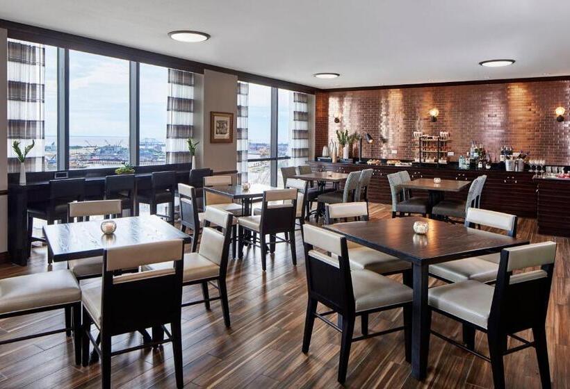 Номер Клуб Кровать Кинг, Renaissance Mobile Riverview Plaza