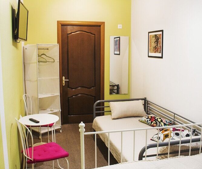 اتاق استاندارد سه نفره, Hostel Pop Art