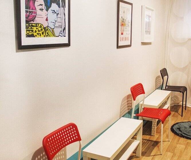 تختخواب در اتاق مشترک, Hostel Pop Art