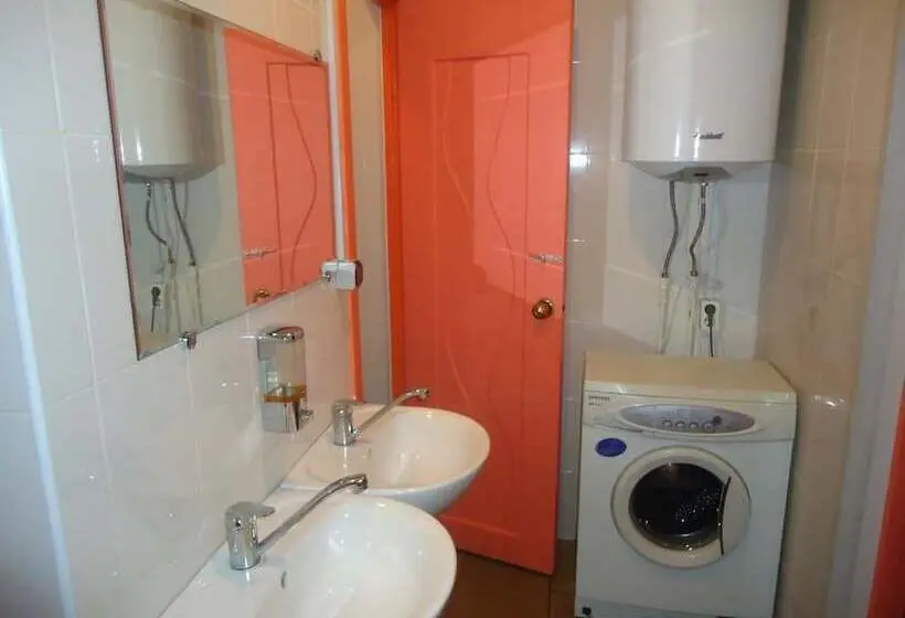 تختخواب در اتاق مشترک, Hostel Dom