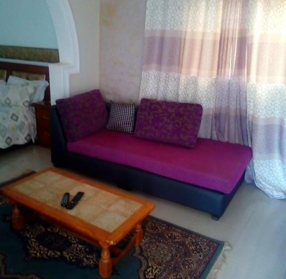 اتاق خانوادگی با چشم‌انداز باغ, Paradialaw