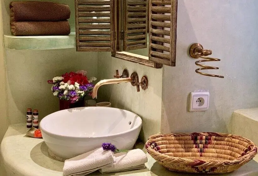 استودیوی لوکس, Riad 11 Zitoune