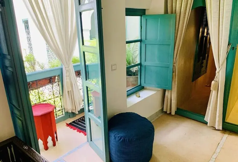 استودیوی لوکس, Riad 11 Zitoune