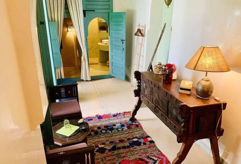 استودیوی لوکس, Riad 11 Zitoune