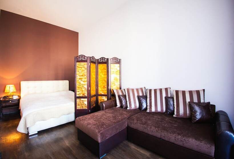 דירת משפחה, Goodrest Apart