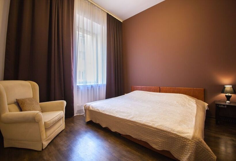 דירת משפחה, Goodrest Apart