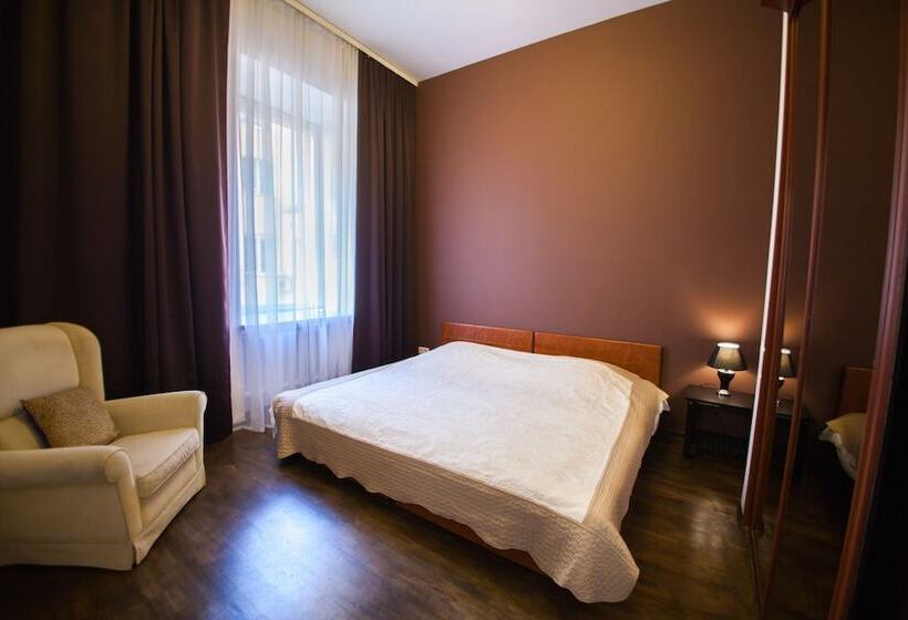 דירת משפחה, Goodrest Apart