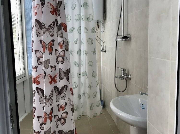 استودیوی استاندارد با چشمانداز دریا, Kavkaz