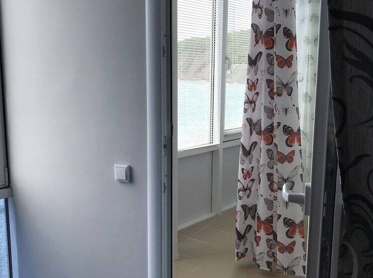 استودیوی استاندارد با چشمانداز دریا, Kavkaz