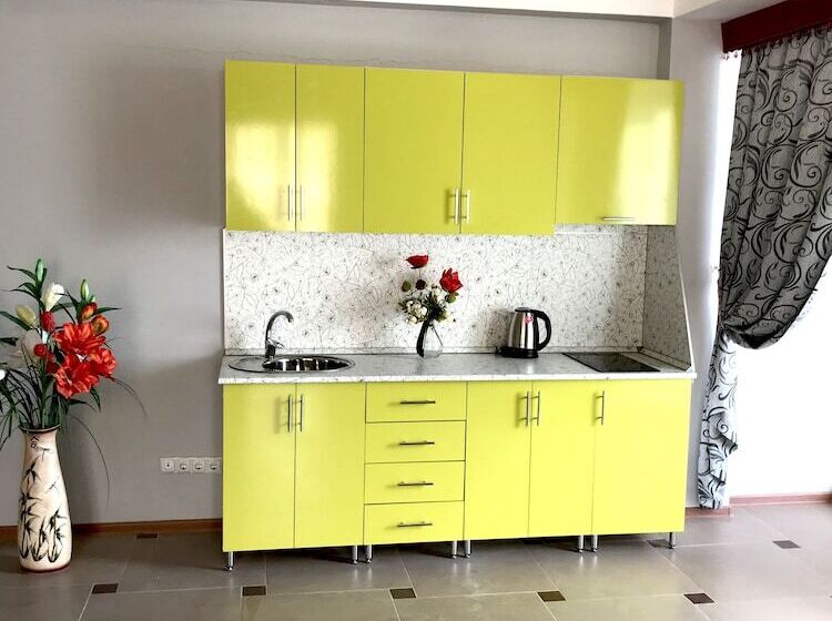 استودیوی استاندارد با چشمانداز دریا, Kavkaz