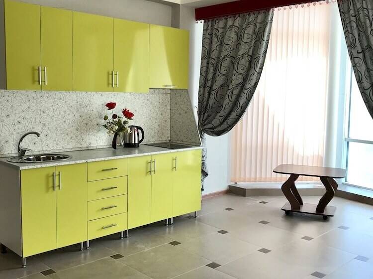 استودیوی استاندارد با چشمانداز دریا, Kavkaz