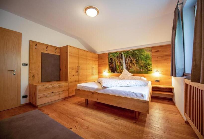 דירת חדר, Ausservogelweiderhof