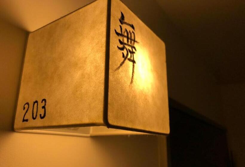 이코노미 룸, Kamishichiken Oku