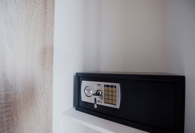 标准三人间, Melies