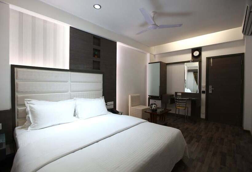 Chambre Deluxe, Atithi The