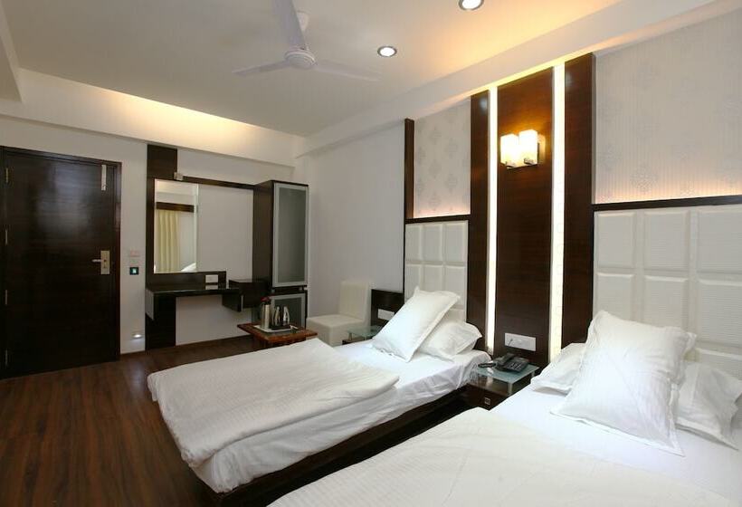 Chambre Deluxe, Atithi The