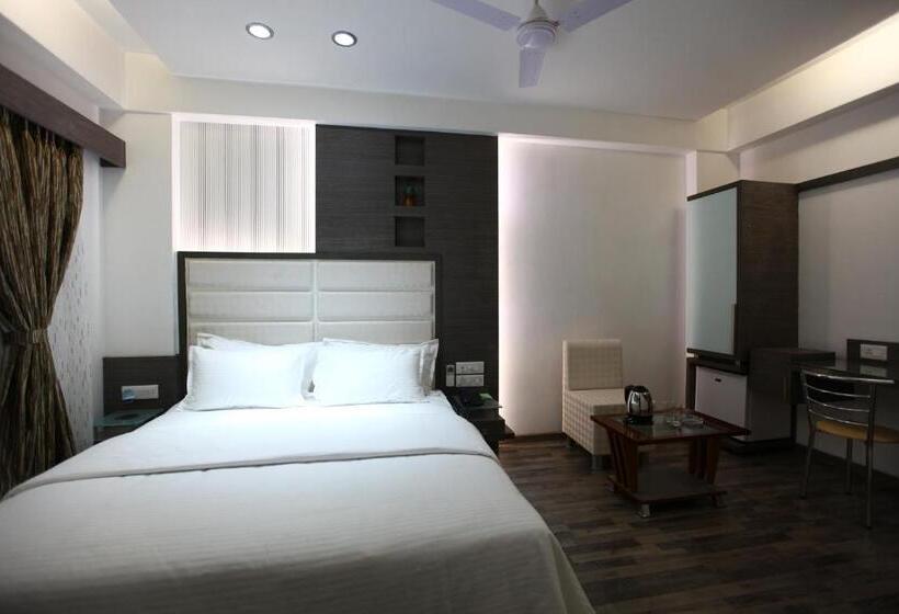 Chambre Deluxe, Atithi The