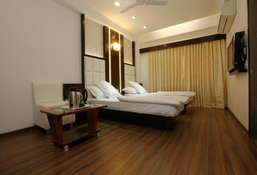 Chambre Deluxe, Atithi The