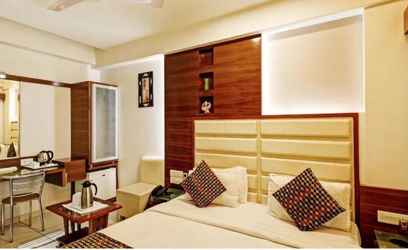 Chambre Deluxe, Atithi The