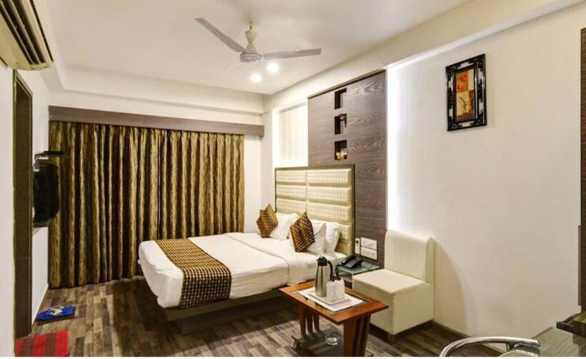 Chambre Deluxe, Atithi The