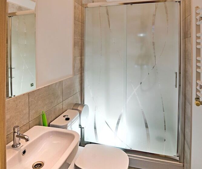 חדר סטנדרט לשלושה עם חדר אמבטיה משוף, Oki Doki Old Town