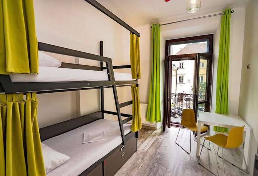 חדר סטנדרט לשלושה עם חדר אמבטיה משוף, Oki Doki Old Town