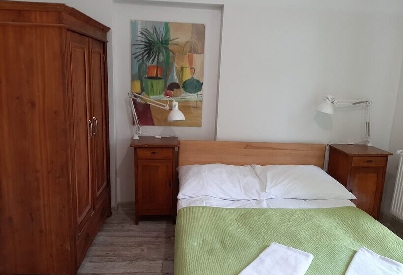 חדר משפחתי, Oki Doki Old Town