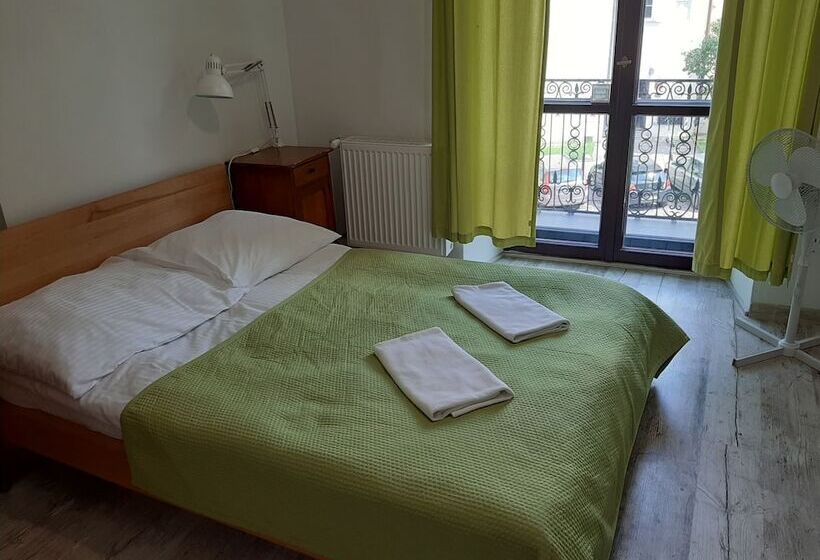 חדר משפחתי, Oki Doki Old Town