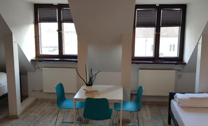 מיטה בחדר משותף, Oki Doki Old Town