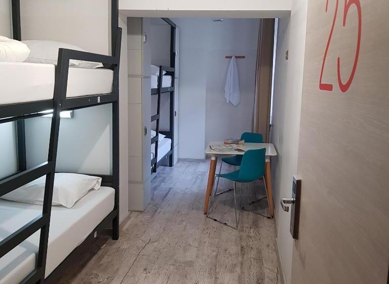 מיטה בחדר משותף, Oki Doki Old Town