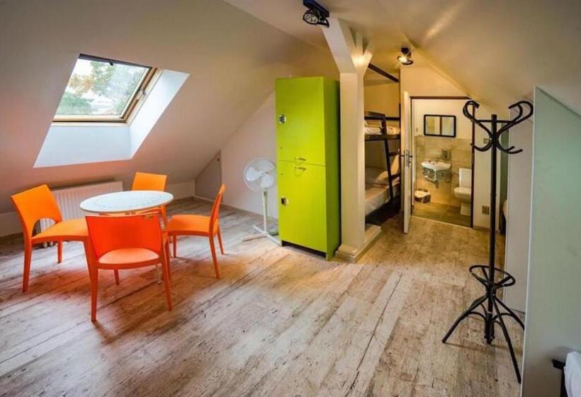 מיטה בחדר משותף, Oki Doki Old Town