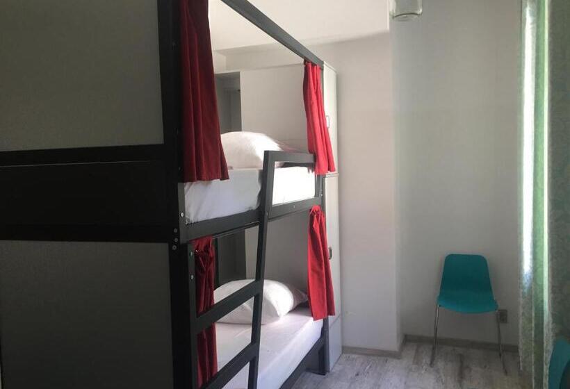 חדר סטנדרט לשלושה עם חדר אמבטיה משוף, Oki Doki Old Town