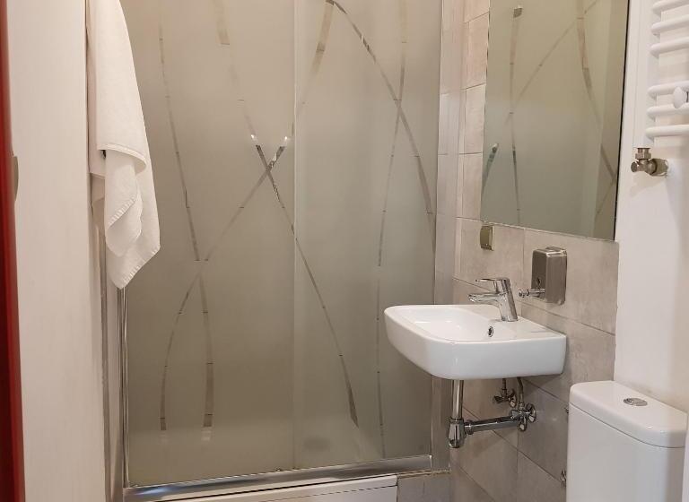 חדר משפחתי דלוקס, Oki Doki Old Town