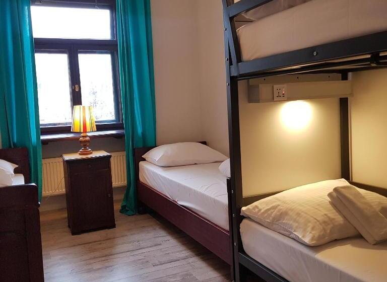 חדר משפחתי דלוקס, Oki Doki Old Town